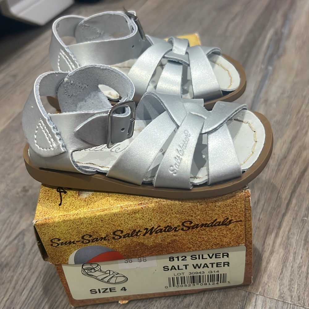 Silver Sandals with Metallic Finish and Buckle Closure